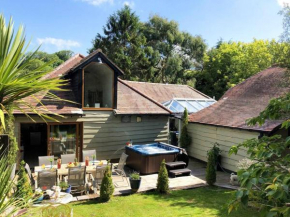 Holistic retreat: sleeps 13, pool, hot tub, sauna - Houghton Lodge Lux